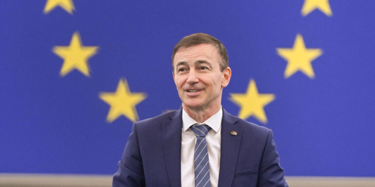 Ковачев: Барателите на бугарски пасош да се фотографираат пред знамето и државниот грб.