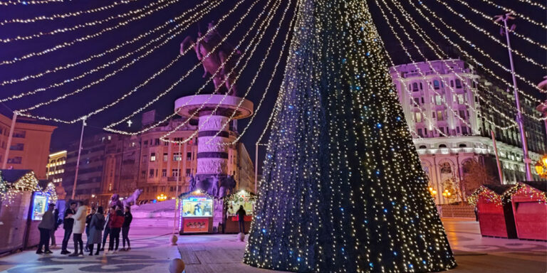 Вандализам среде празници: украдена елка и уништена декорација во центарот на Скопје.